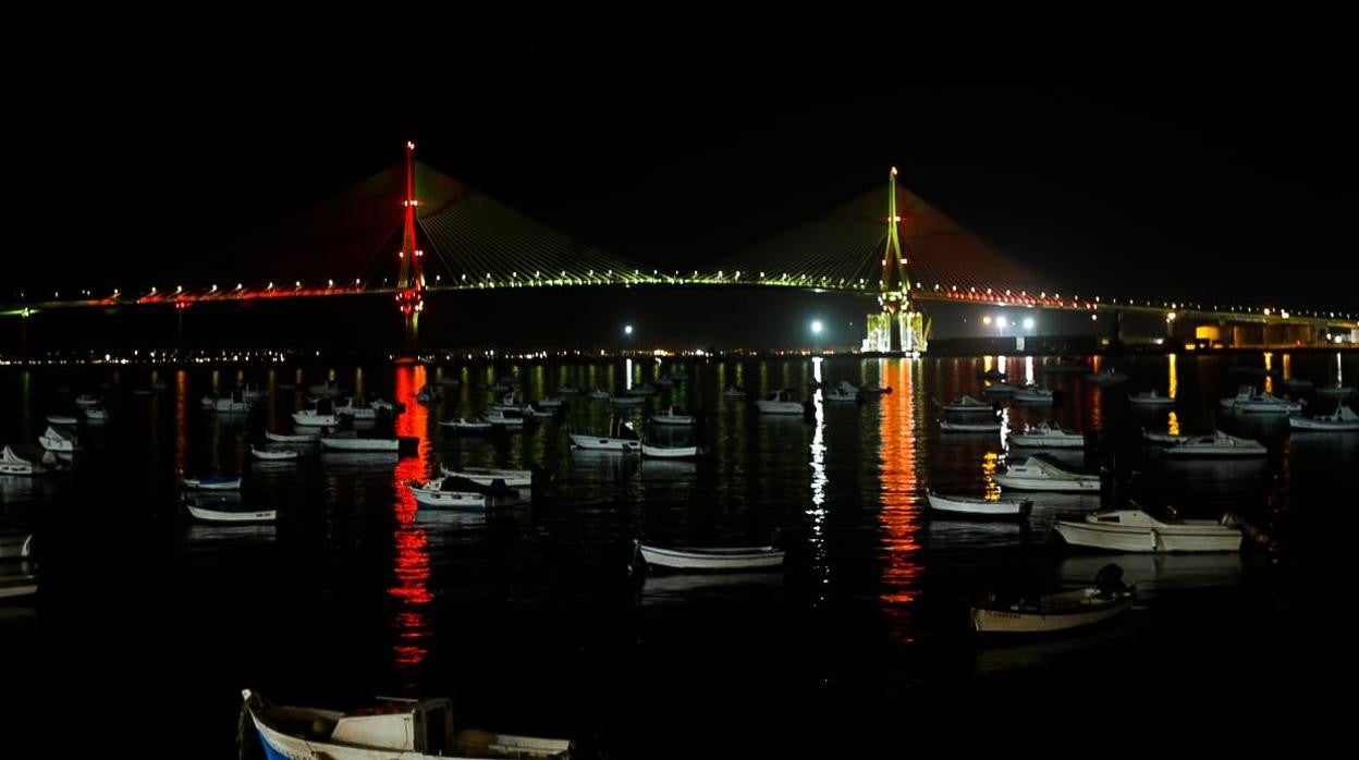 El Puente de la Constitución iluminado con los colores de la bandera de España