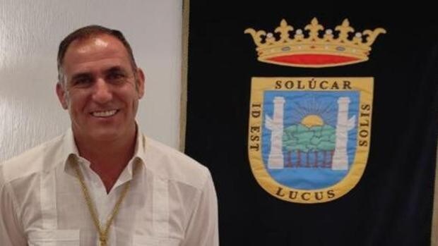 La oposición le pide al alcalde de Sanlúcar la Mayor expulsado de su partido que «legitime su situación o dimita»