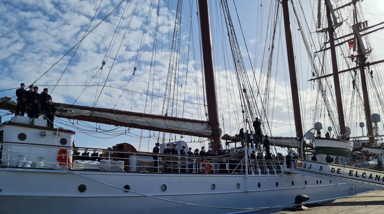 Elcano, en el muelle de Cádiz