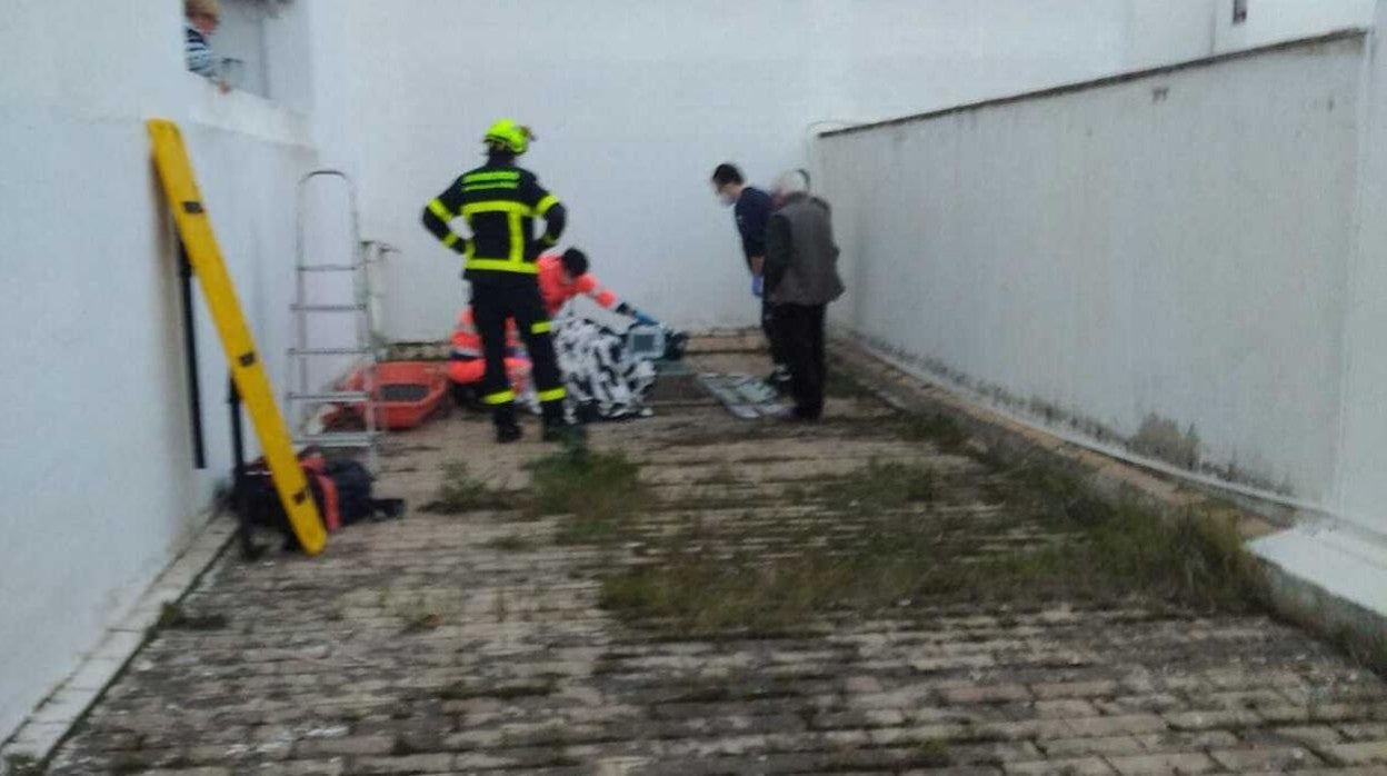 Rescatan a un hombre de 97 años que había caído al patio interior de una vivienda