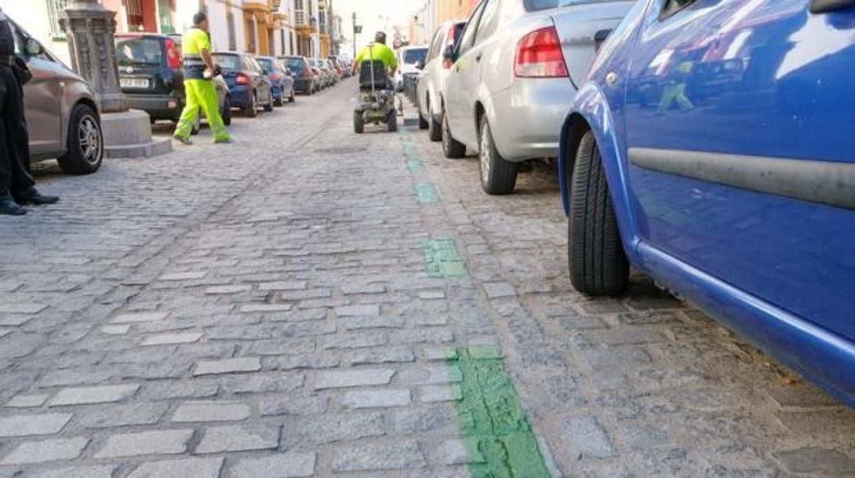 Estacionamientos en zona verde en el casco antiguo de Cádiz.