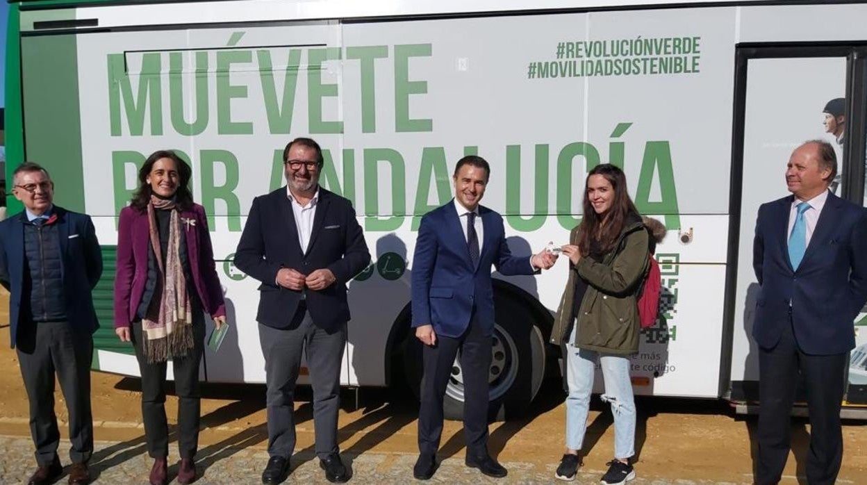 La autoridades antes de hacer balance de la Tarjeta Joven de Transporte en la provincia de Sevilla