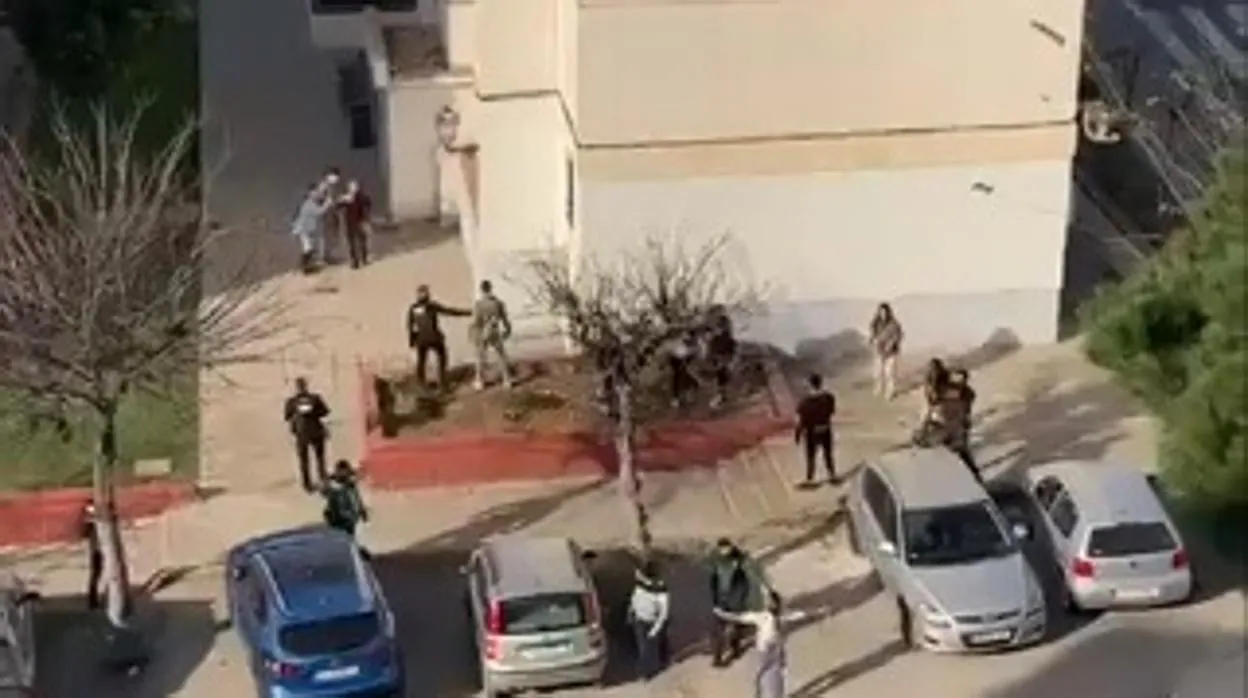 Vídeo: Heridos dos guardias civiles en San Roque tras ser recibidos a pedradas en una reyerta