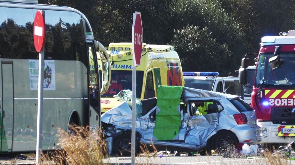 Dos jóvenes perdieron la vida este lunes en el brutal accidente de Sanlúcar la Mayor