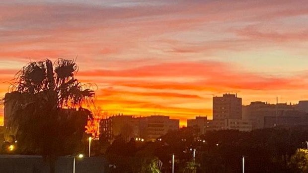 El espectacular atardecer de Cádiz tiñe de naranja las redes sociales