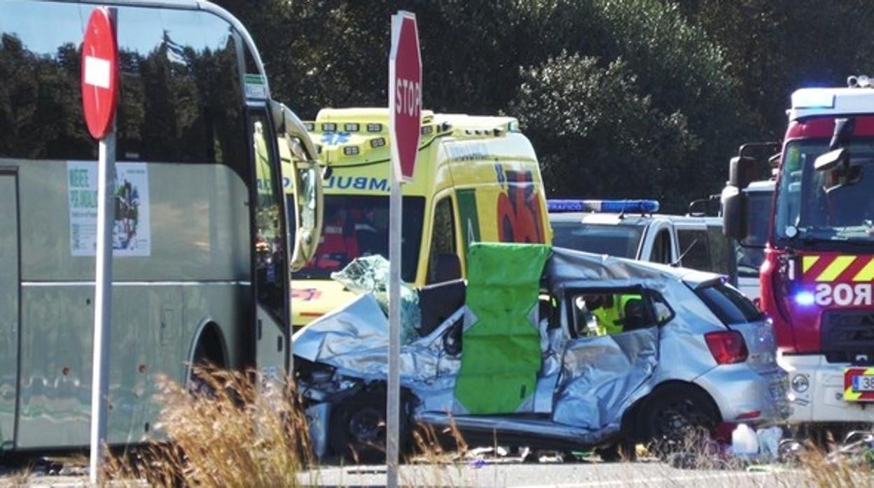 Muere el conductor de un coche tras chocar contra un autobús en Sanlúcar la Mayor