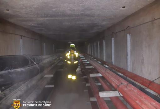 In incendio en línea de trasporte/alta tensión que discurre en galería subterránea