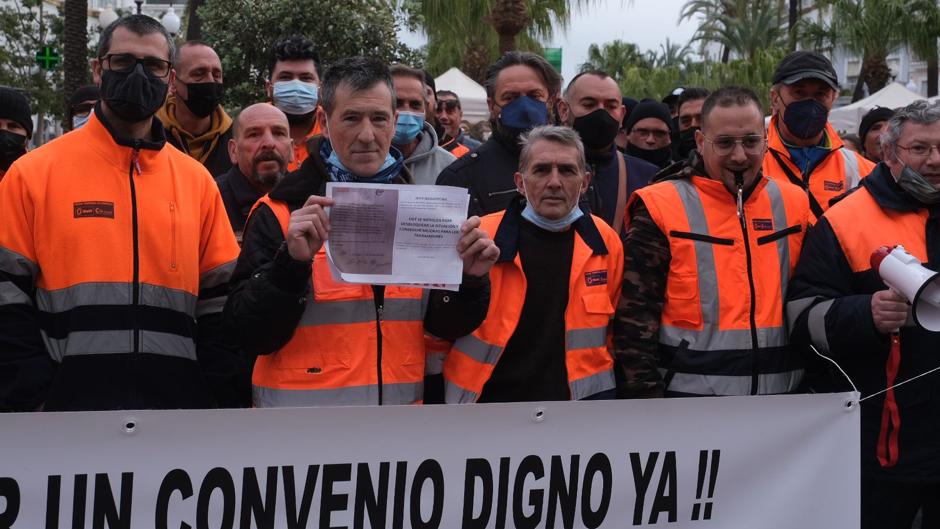 Vídeo: Protestas de los interinos del Ayuntamiento y del personal de limpieza en San Juan de Dios