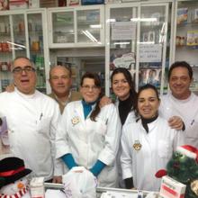 Alfredo Díaz, a la izq, junto a sus compañeros de la farmacia.