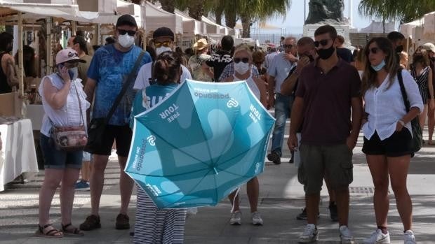 Los guías turísticos oficiales denuncian el «descontrol» de los Free Tours en Cádiz