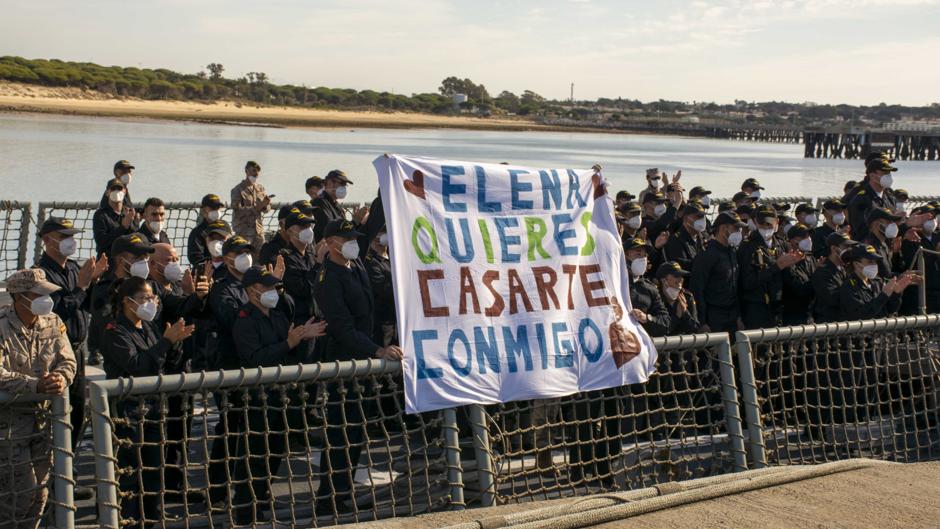 Vídeo: Así ha sido la llegada de la fragata 'Victoria' a Rota con petición de mano incluida