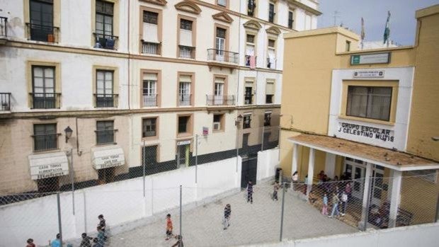 La Junta de Gobierno adjudica obras por 65.700 euros para reparar daños estructurales en el Celestino Mutis