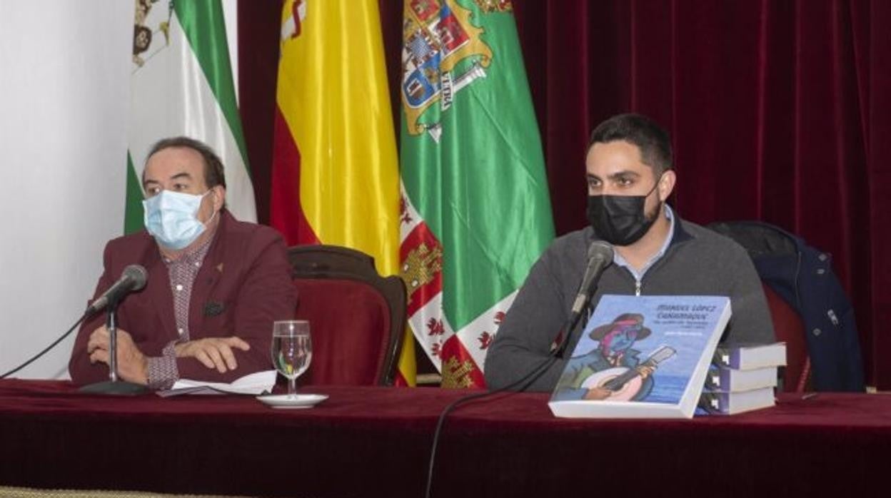 Javier Osuna durante la presentación de uno de sus libros el pasado año.