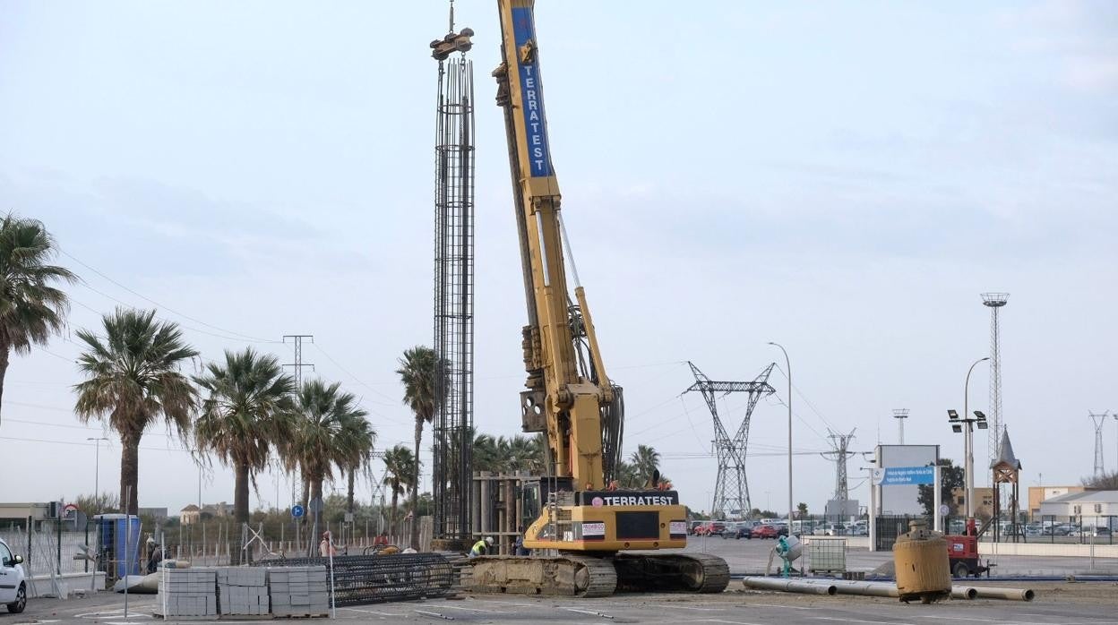 Las máquinas están cimentando junto al astillero la zona donde irá el pilotaje más elevado del viaducto