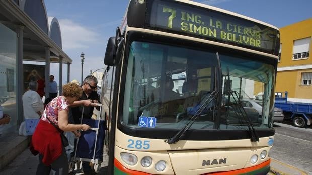 El Ayuntamiento elimina las líneas de bus 2 y 7 en el puente festivo en vez de reforzar el transporte público