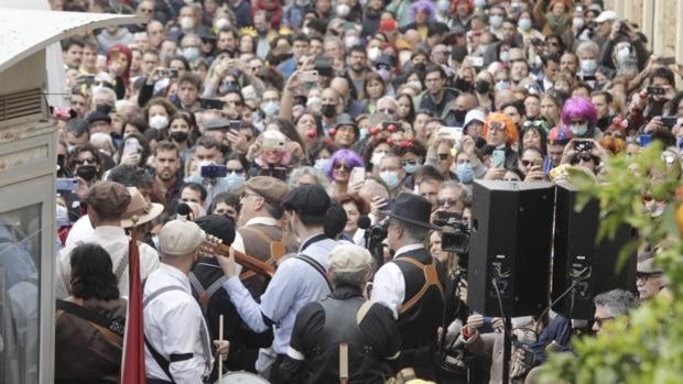 Al Carnaval ilegal de Cádiz no lo detiene nadie