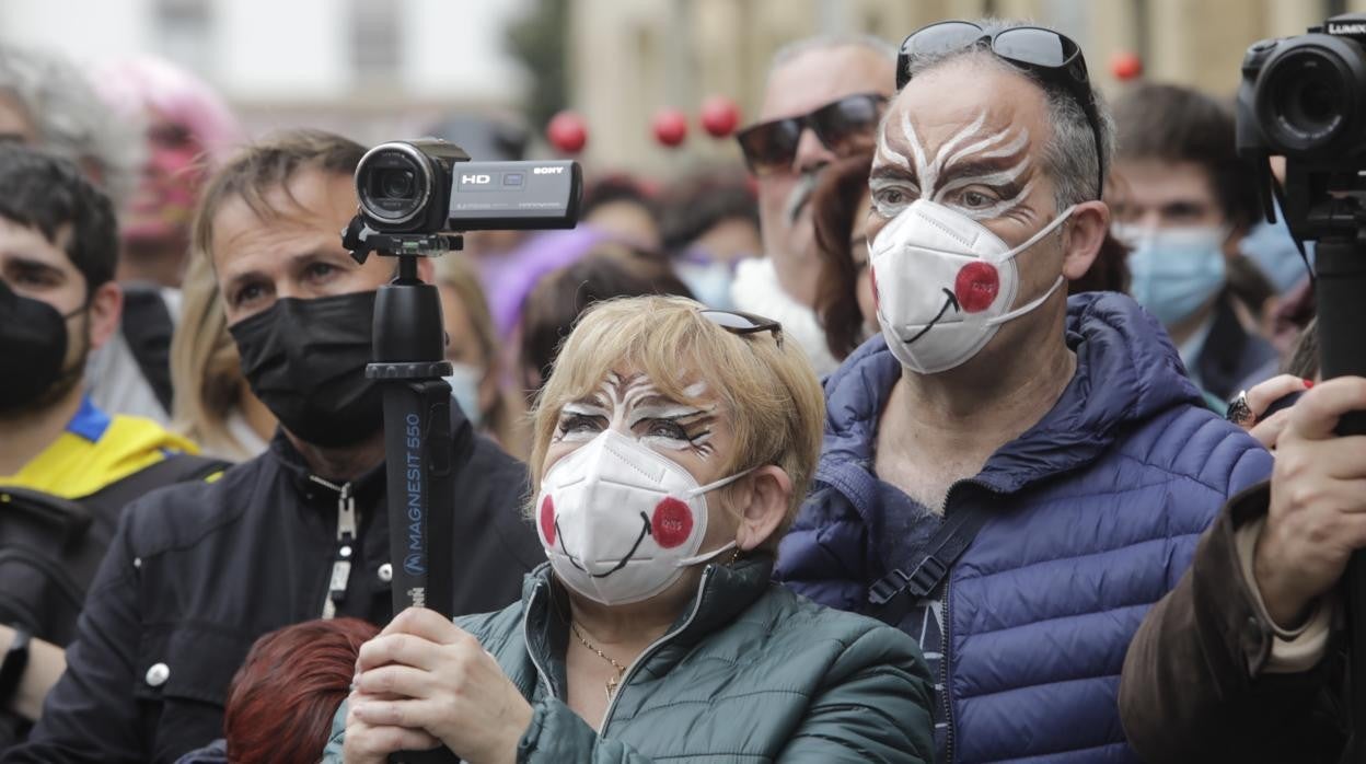 Dos espectadores lucen mascarilla con coloretes en el sábado de carnaval de la capital.