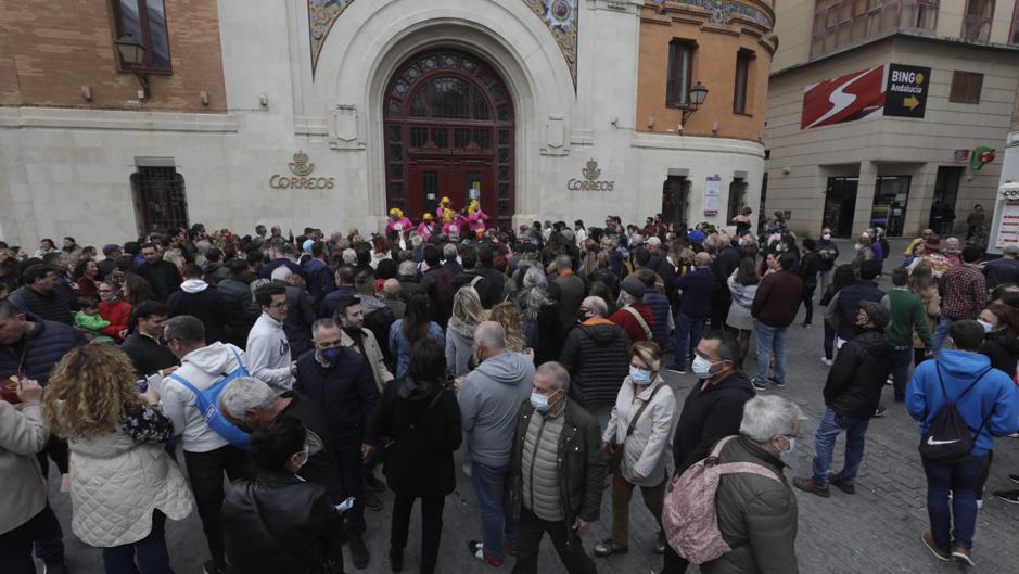 En vídeo: Las agrupaciones ilegales 'toman' las calles de Cádiz en su Carnaval no oficial