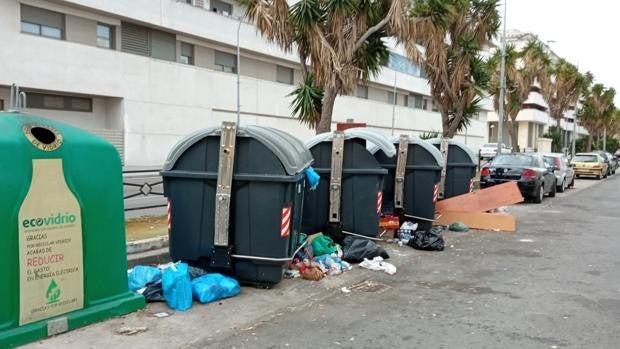 El Ayuntamiento de El Puerto denuncia vandalismo, con quema de contendores, durante la huelga de basuras