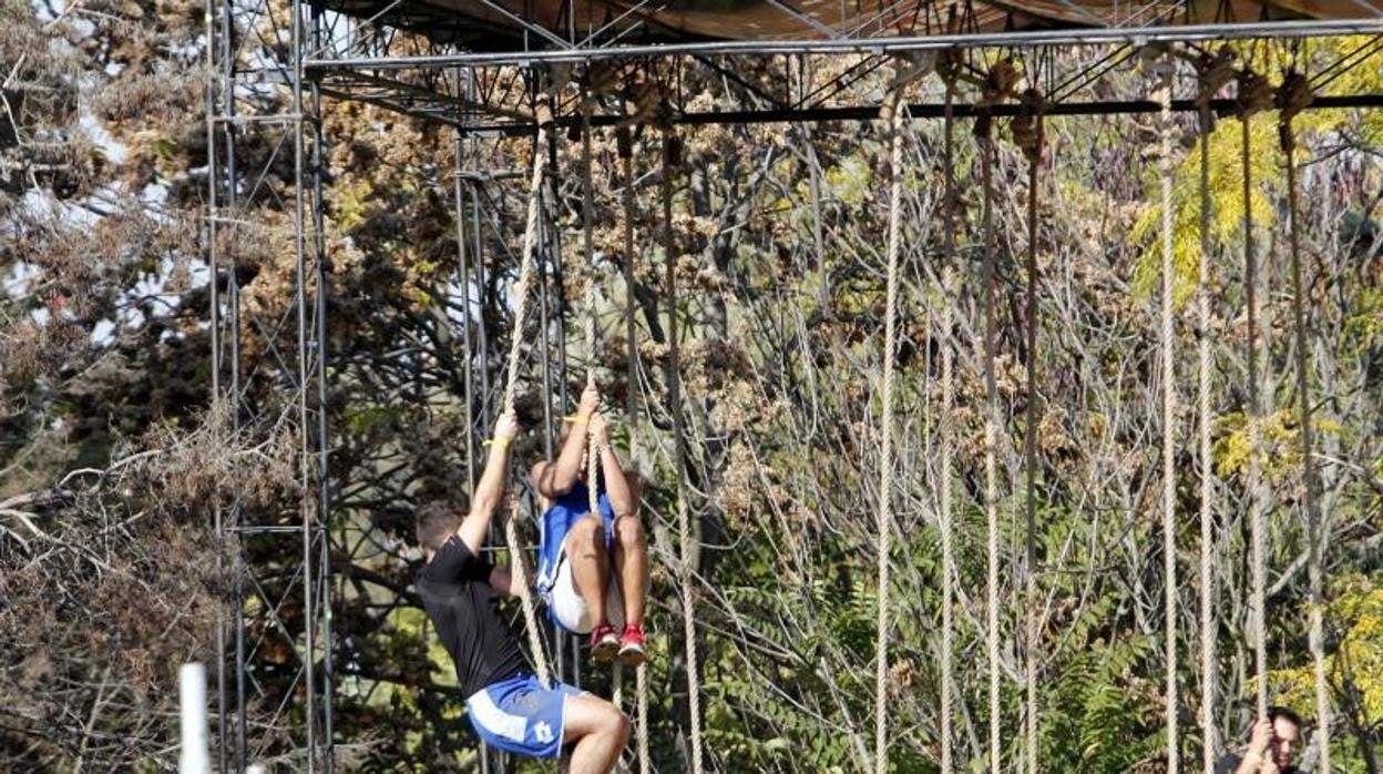 Imagen de una prueba de subida de cuerdas en una carrera de obstáculos.