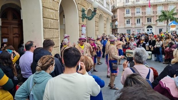 Las calles de Cádiz cantan por su Domingo de Carnaval