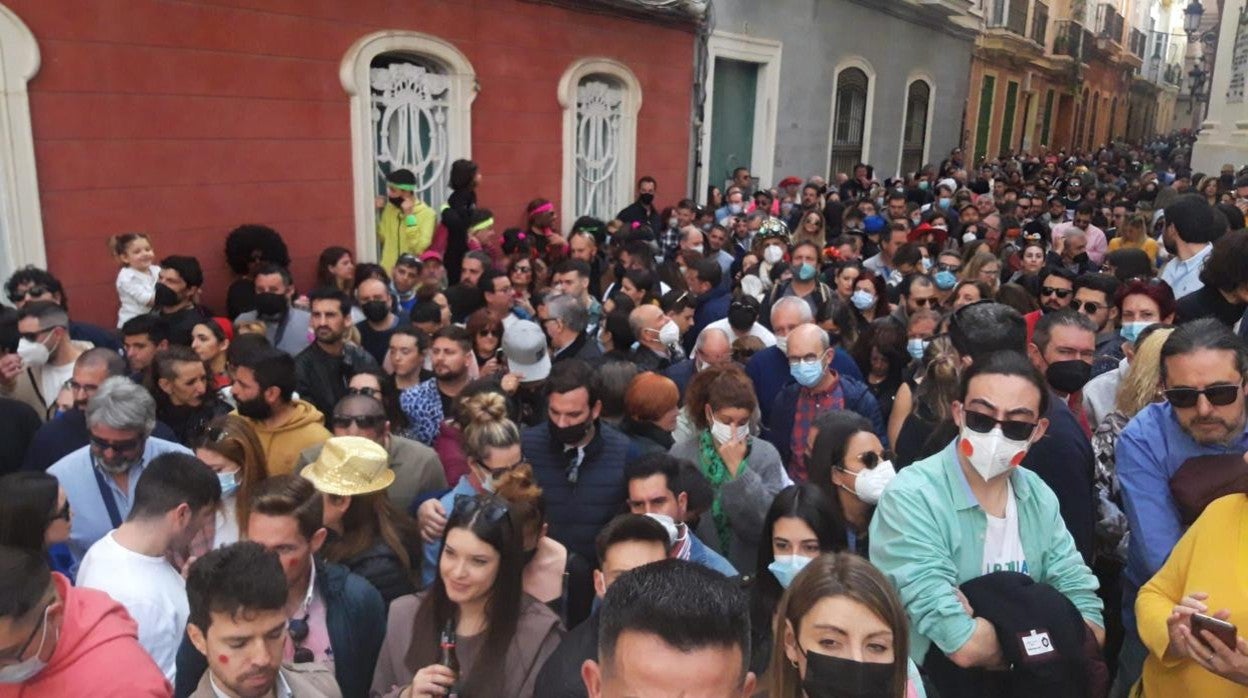 Las calles de Cádiz vuelven a registrar un gran número de público este Lunes de Carnaval.