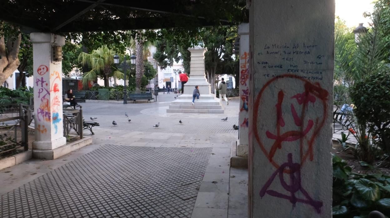 la plaza de Candelaria, llena de pintadas tras estos días.