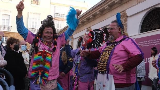 Las callejeras del Carnaval de Cádiz perseveran en los días laborables