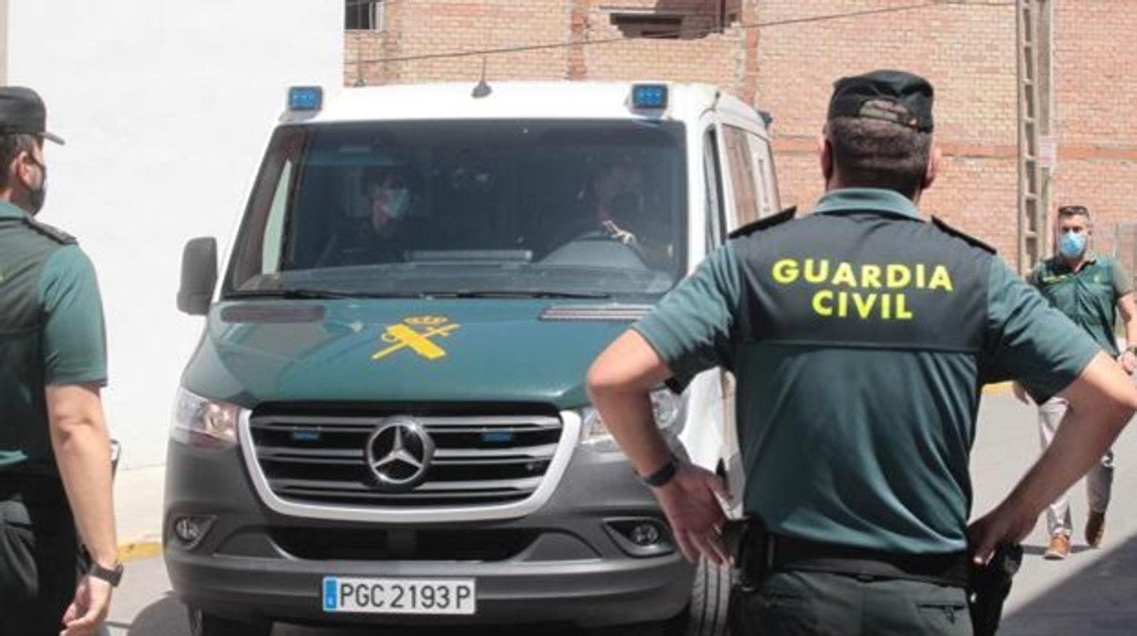 La Guardia Civil junto a un furgón que traslada a un detenido en una imagen de archivo