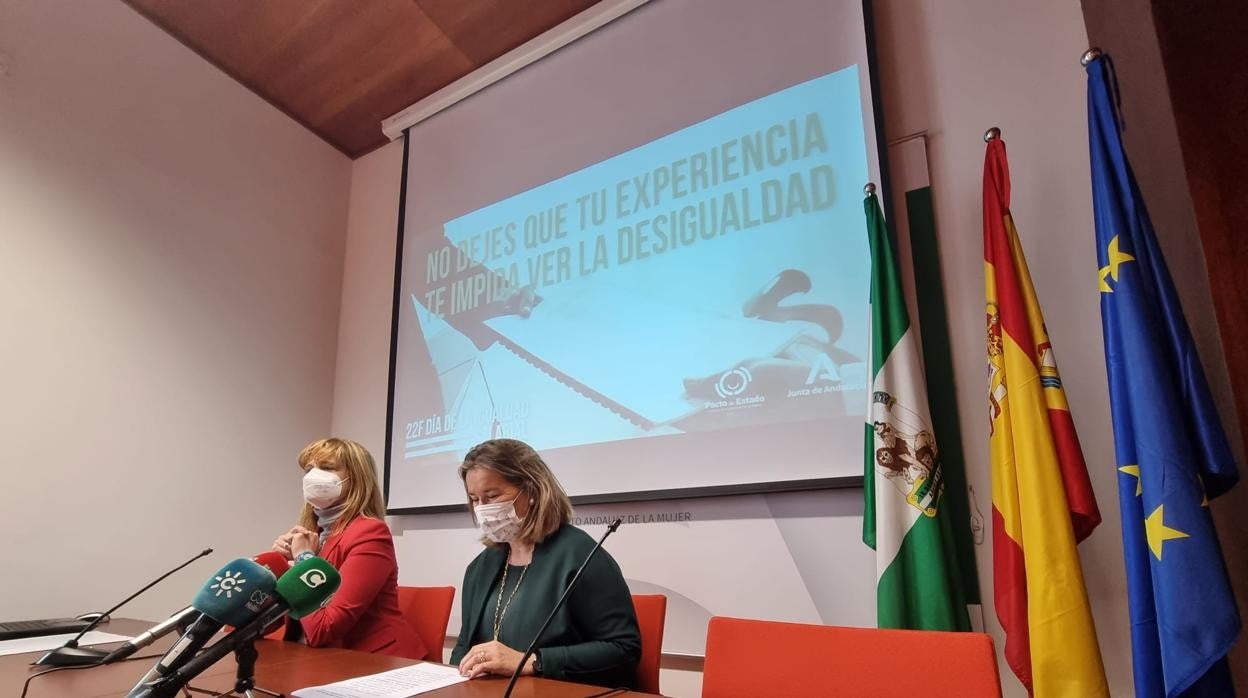 Ana Fidalgo, delegada provincial de la Consejería de Igualdad, y Celia Mañueco, del Instituto Andaluz de la Mujer.