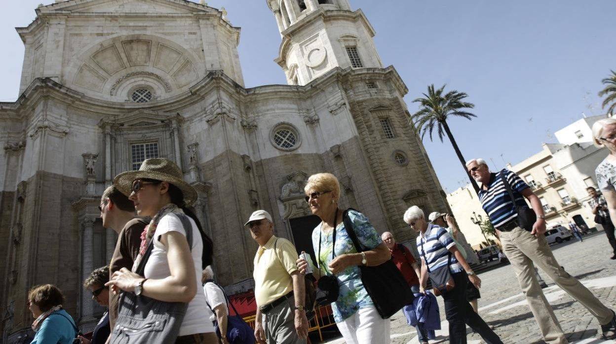 En la imagen de archivo, turistas alemanes paseando por el casco histórico de Cádiz