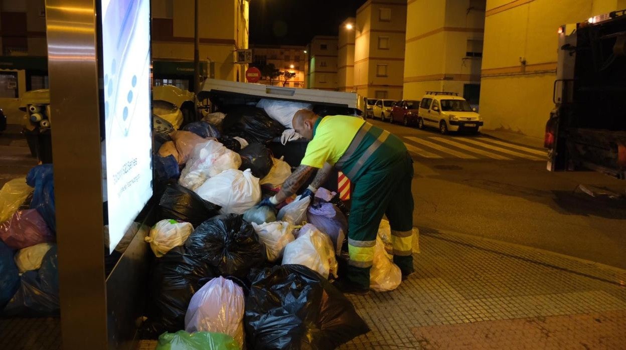 Los operarios han comenzado a recoger y limpiar la basura acumulada este lunes por la noche