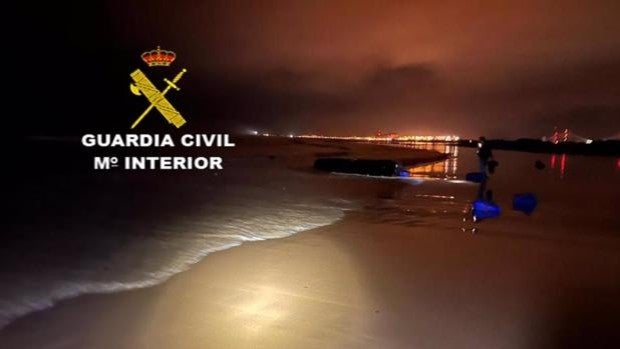 Cinco detenidos en Cádiz por su presunta relación en un alijo de 600 kilos de hachís en la playa de Torregorda