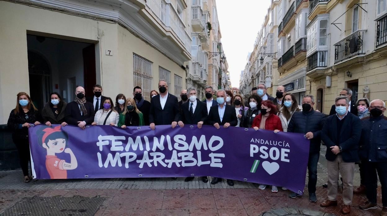 Foto de familia con la pancarta en la sede del PSOE provincial