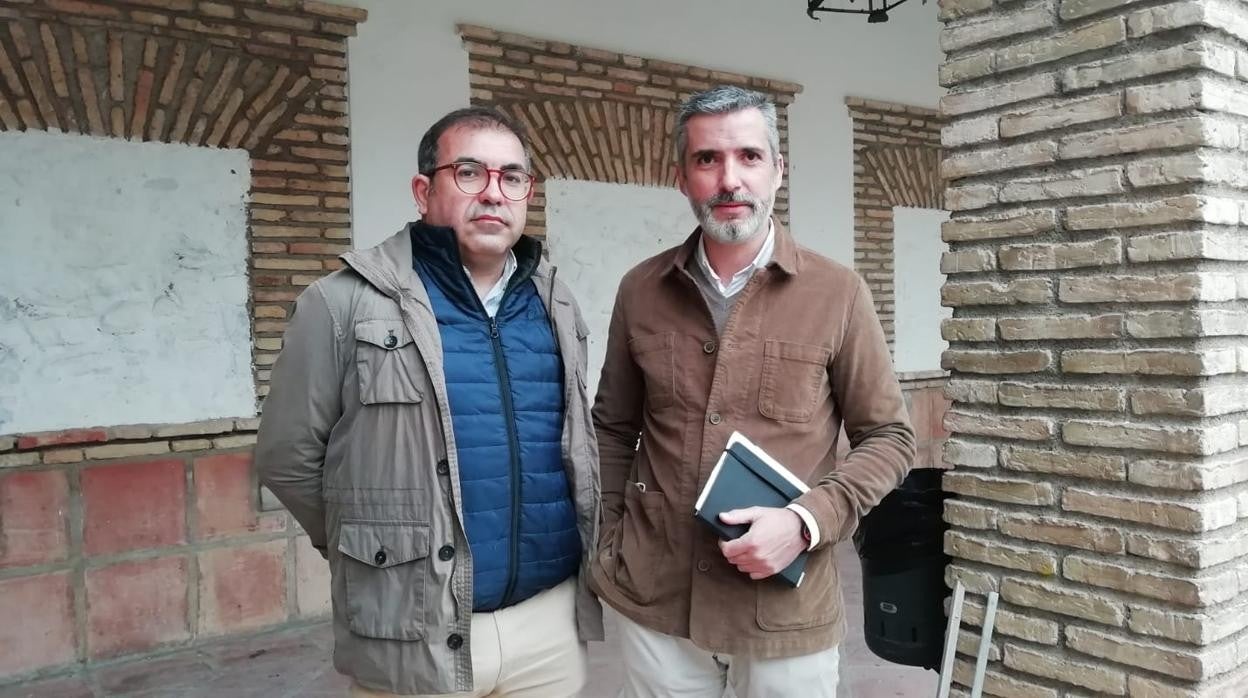 Andrés Parrado (izquierda), junto al portavoz municipal del PP en la Puebla de Cazalla, Alfonso Angulo