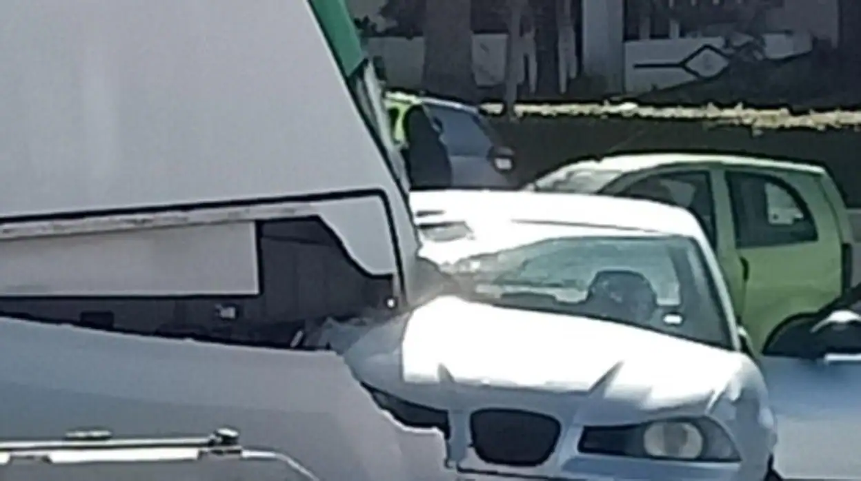 Imagen del coche y el tranvía después de chocar en Chiclana