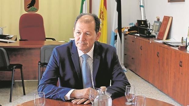 El alcalde de El Cuervo, investigado por crear un plan de empleo juvenil del que su hijo sale beneficiado