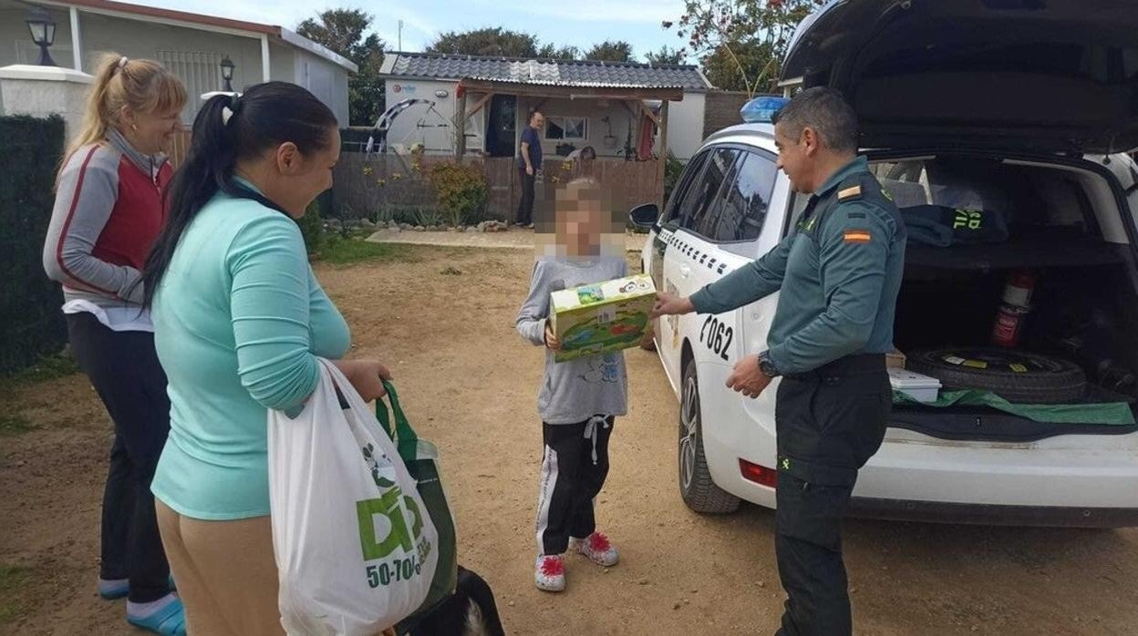 La hija pequeña de Natalie, recién llegada como refugiada a El Palmar, recibe un regalo por su cumpleaños.