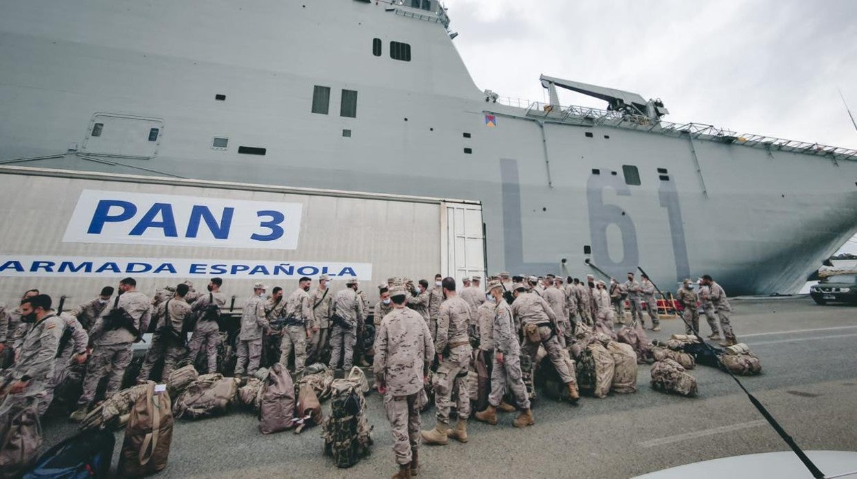 Infantes de Marina embarcando en el buque Juan Carlos I para participar en las maniobras.