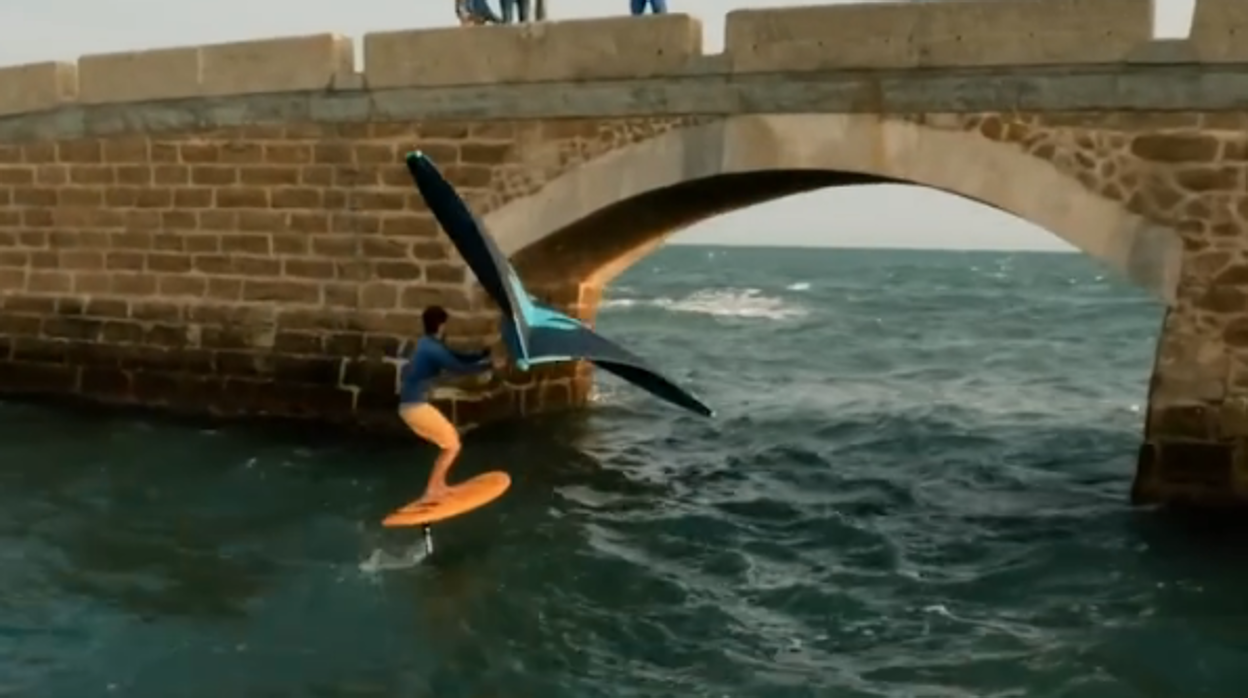 Antoine Auriol, excampeón mundial de kite surf,  pasa con su tabla por debajo del Puente Canal