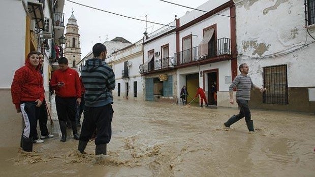 Écija pide cuatro millones al Estado para evitar las continuas e históricas inundaciones del río Genil