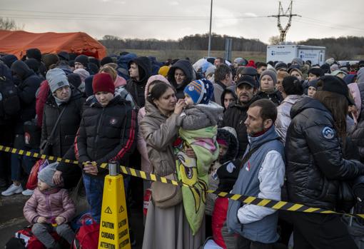 Imagen en la misma frontera de decenas de refugiados.