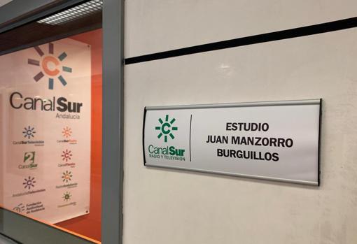 El estudio principal de Canal Sur ya luce su nuevo nombre en recuerdo a Juan Manzorro