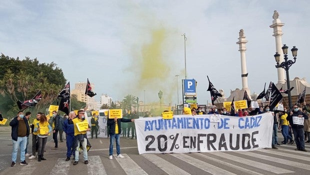 Los interinos cortan el tráfico en la avenida del Puerto de Cádiz