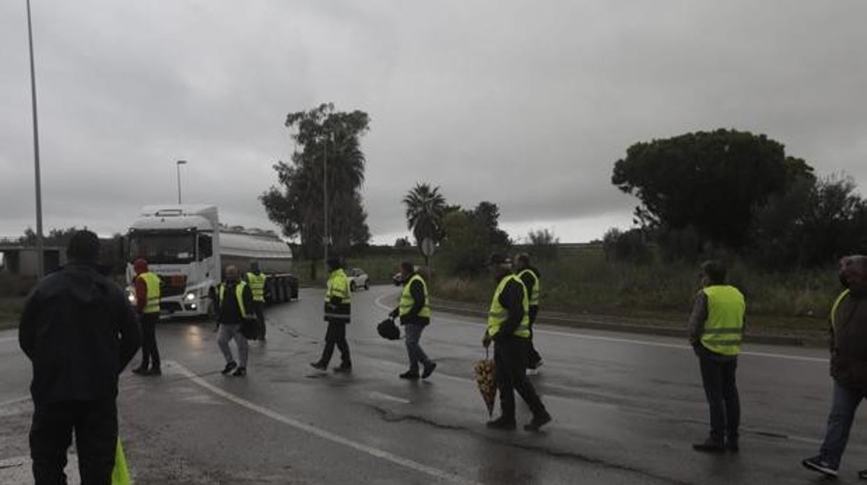 Imagen de un piquete a la salida de un polígono de la provincia.