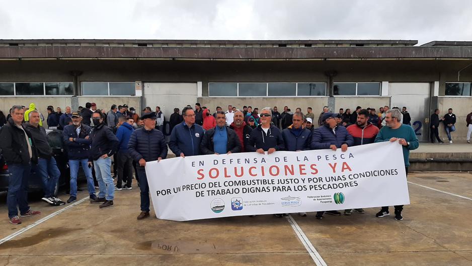 Los pescadores de Sanlúcar exigen soluciones al Gobierno ante la subida del gasoil