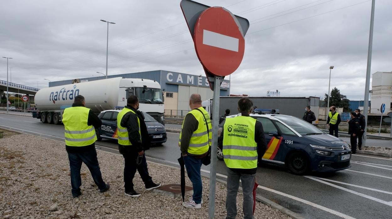 La falta de un permiso impide la protesta de camioneros en la Bahía de Cádiz