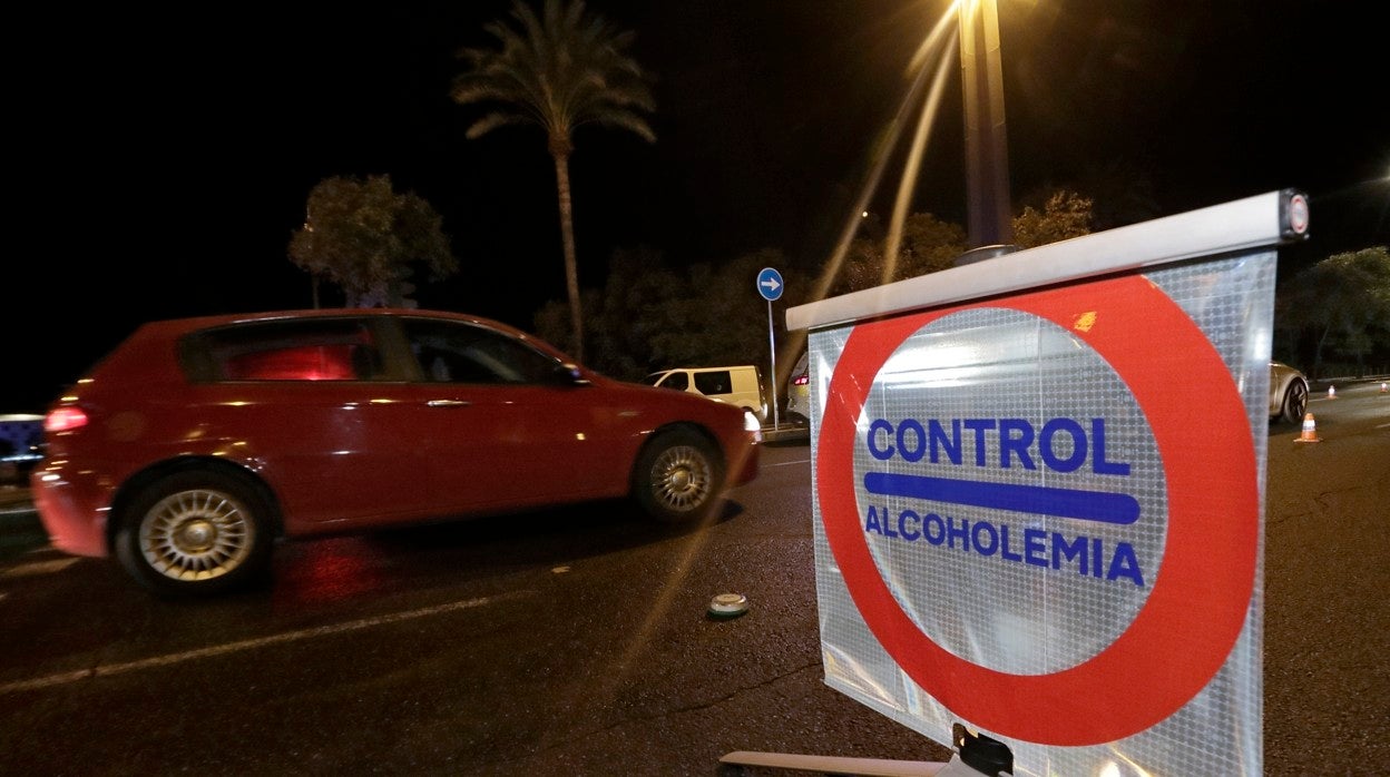 Según la DGT, las salidas por ocio y el acceso al consumo de alcohol y drogas se hace a edades cada vez más tempranas