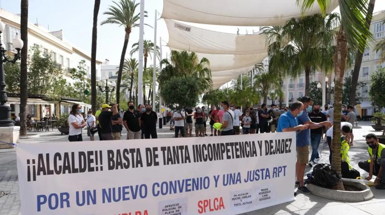 Imagen de archivo de una de las protestas de la Policía Local en el Ayuntamiento de Cádiz.
