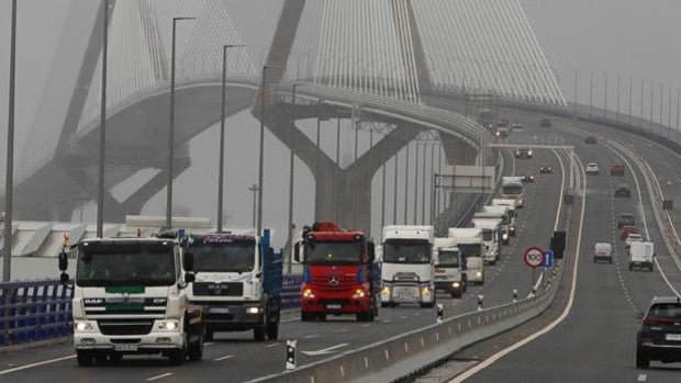 Los camioneros gaditanos califican de «éxito» la marcha lenta por la Bahía de Cádiz